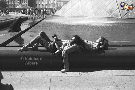 Entspannung am Wasserbassain bei der Louvre-Pyramide., Frankreich, France, Paris, Louvre, Cour, Pyramide, foreal, Albers,
