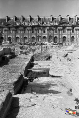 Juli 1990 - Die bei Bauarbeiten freigelegten Reste des Vorgngerbaus vom Louvre., Paris, Louvre, Ausgrabungen, Albers, Foto, foreal,