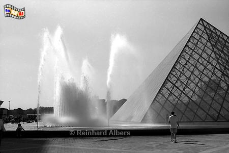Wasserfontnen bei der Louvre Pyramide., Frankreich, France, Paris, Louvre, Cour, Pyramide, foreal, Albers,