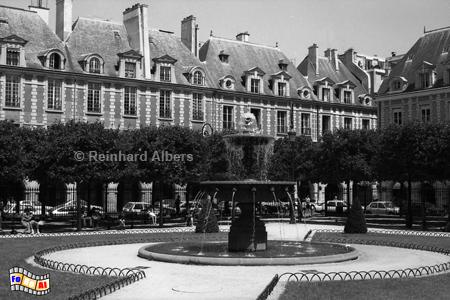 Place des Vosges im Juli 1990., Paris, Place des Vosges, Springbrunnen, Font�ne, Albers, Foto, foreal,