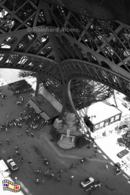 Ein Fu eines Pfeilers vom Eiffelturm., Paris, Eiffelturm, Tour Eiffel, Albers, Foto, foreal,