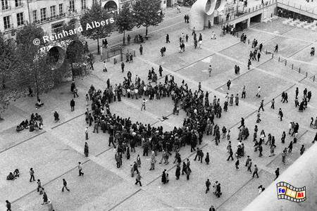 Stra�enk�nstler mit Publikum auf dem Vorplatz des Centre Pompidou., Paris, Centre, Beaubourg, Albers, Foto, foreal,