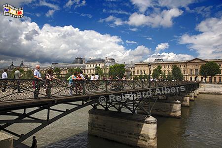 Pont des Arts mit dem Louvre im Hintergrund, Paris, Seine, Pont des Arts, Liebesschlsser, Albers, foreal,