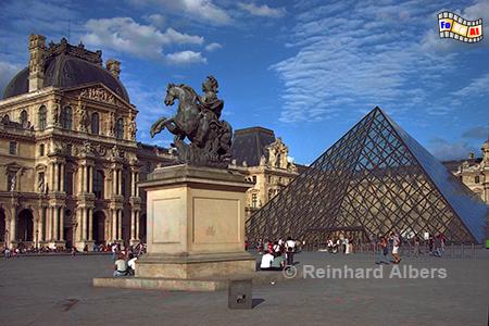 Louvre - Innenhof mit Pyramide und Reiterstandbild Ludwig XIV., Paris, Louvre, Pyramide, Ludwig XIV, Albers, foreal, Foto,