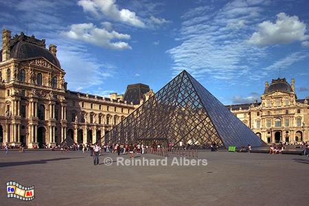 Der Innenhof des Louvre mit der Pyramide als Eingangsbereich zum Museum., Paris, Louvre, Pyramide, Innenhof, Albers, foreal, Foto,