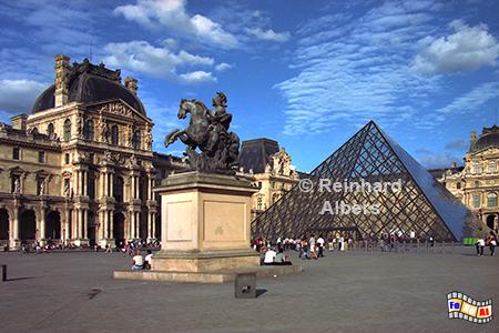 Louvre - Innenhof mit Pyramide und Reiterstandbild Ludwig XIV., Paris, Louvre, Pyramide, Ludwig XIV, Albers, foreal, Foto,