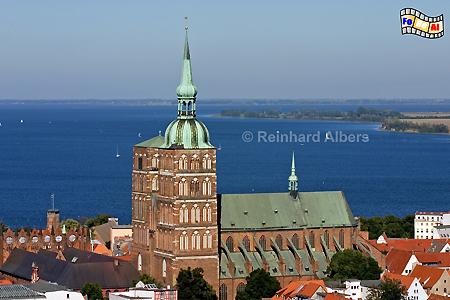 Die St. Nicolai-Kirche dominiert die zum Weltkulturerbe erkl�rte Altstadt von Stralsund.
, Stralsund, Weltkulturerbe, Mecklenburg, Foto, Albers, foreal,