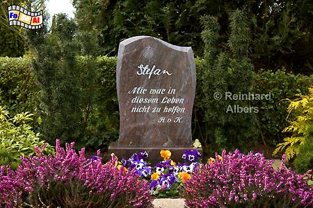 Grabstein mit origineller Inschrift auf dem Friedhof in Keitum., Sylt, Keitum, Friedhof, Grabstein, foreal, Albers,