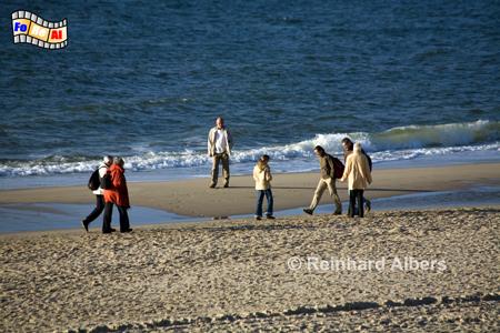 Spaziergnger am Strand vor Wenningstedt., Sylt, Nordic, Walking, Strand, foreal, Albers,