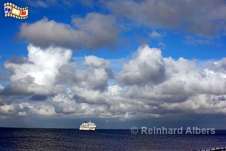 Wolkenformationen mit dem Kreuzfahrtschiff MS Europa nrdlich von List auf Sylt., Wolken, Himmel, Wetter, Kste, Sylt, Nordseekste, Albers, Foto, foreal,