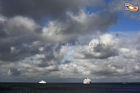 Wolkenformationen mit dem Kreuzfahrtschiff MS Europa nrdlich von List auf Sylt., Wolken, Himmel, Wetter, Kste, Sylt, Nordseekste, Albers, Foto, foreal,