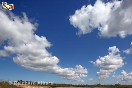 Landschaft mit Wolken bei Kossau in Schleswig-Holstein, Himmel, Wolken, Albers, Foto, foreal,
