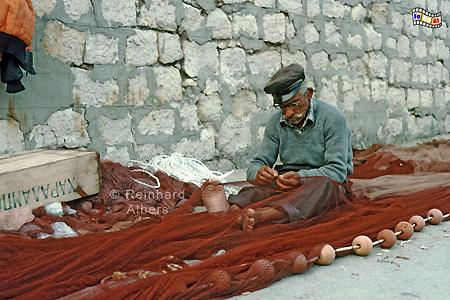 Fischer flickt Netze, Kreta, Crete, Heraklion, Fischer, Netzte, foreal, Foto, Bild
