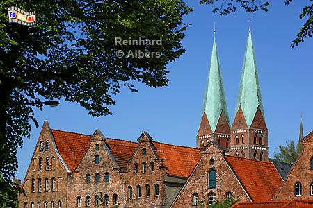 L�beck - Marienkirche mit Salzspeichern im Vordergrund., 