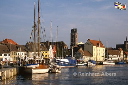 Wismar - Blick vom Hafen auf die Stadt mit dem Turm der Marienkirche., Mecklenburg, Wismar, Hafen, Marienkirche, Albers, Foto, foreal