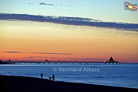 Abendrot am Strand von Ahlbeck auf der Insel Usedom, im Hintergrund die Seebrcke von Heringsdorf., Vorpommern, Insel, Usedom, Ahlbeck, Heringsdorf, Abendrot, Strand, Albers, Foto, foreal,