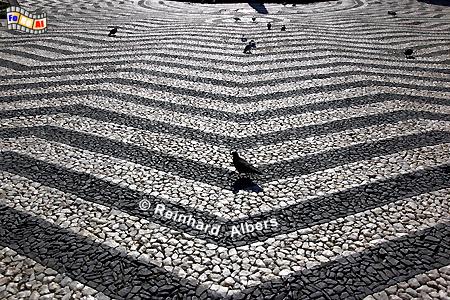 Guimares - Pflasterung mit Muster auf dem Largo do Toural., Portugal, Minho, Guimares, Kulturhauptstadt, Toural, Albers, Foto, foreal,