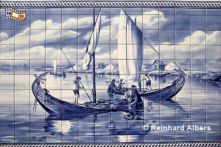 Aveiro - Fliesenbild (Azulejos) mit der Darstellung der Barcos moliceiros, Tangfischbooten., Portugal, Aveiro, Moliceiros, Tangfischer, Lagunen, Albers, foreal,