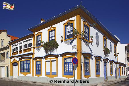 Aveiro, typisches portugiesisches Haus - wei getncht mit farblich abgesetzten Rndern., Portugal, Aveiro, Haus, Albers, foreal,