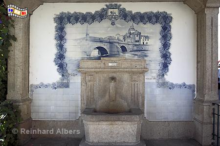 Aveiro - Mit Azulejos verzierter Brunnen., Portugal, Aveiro, Brunnen, Azulejos, Albers, foreal,