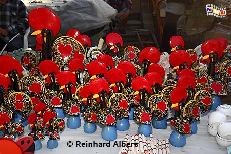 Barcelos - die Barcelos-Hhne aus Gips sind das bekannteste Souvenir Portugals., Portugal, Minho, Barcelos, Markt, Albers, foreal,