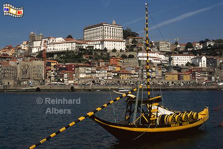 Porto am Douro mit dem Bischofspalast auf dem Hgel., 