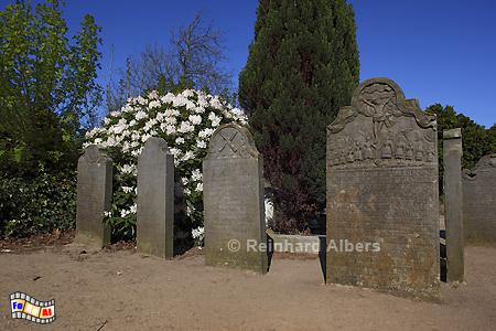 Friedhof der St. Clemens-Kirche in Nebel auf der Insel Amrum., Amrum, Nebel, Kirche, Friedhof, Kapitnsgrber, Grabsteine, Albers, Foto, foreal, 