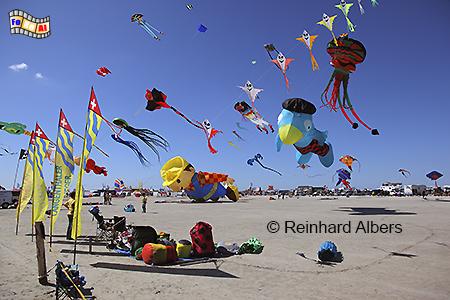 Drachenfest am Strand von St. Peter-Ording., Nordsee, Nordseek�ste, Eiderstedt, Strand, Sankt Peter, Ording, Drachenfest, Albers, foreal, Foto