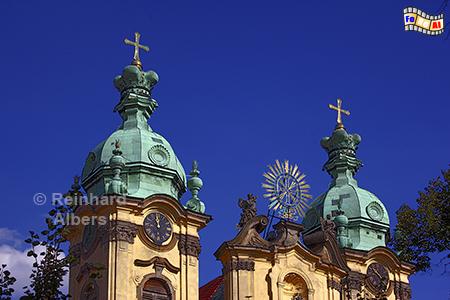 Benediktinerabtei in Legnickie Pole (Wahltstatt). Die Barockkirche hat als Besonderheit Turmspitzen in Form von Herzogh�ten., Polen, Legnickie Pole, Wahlstatt, Benediktinerabtei, Albers, foreal,