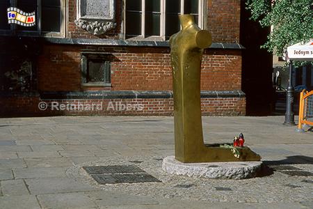Wrocław (Breslau) - Denkmal f�r den in Breslau geborenen Dietrich Bonhoeffer auf dem Kirchplatz der Elisabethkirche., Polen, Breslau, Wrocław, Elisabethkirche, Albers, foreal, Foto, Donhoeffer, Denkmal,