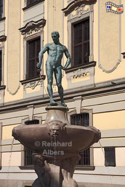 Fechterbrunnen von Hugo Lederer aus dem Jahr 1904 vor der Universitt in Wrocław (Breslau) ., Polen, Breslau, Fechterbrunnen, Universitt, Lederer, Albers, foreal,