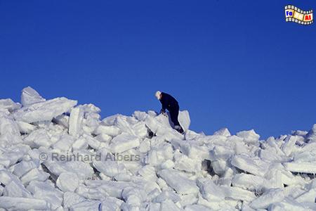 Eiswinter an der Ostseekste bei Hohwacht im Mrz 1986, Schleswig-Holstein, Ostseekste, Winter, Eisschollen, Eisbarriere, Strand, Albers, foreal, Foto,