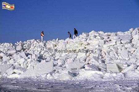 Eiswinter an der Ostseekste bei Hohwacht im Mrz 1986, Schleswig-Holstein, Ostseekste, Winter, Eisschollen, Eisbarriere, Strand, Albers, foreal, Foto,