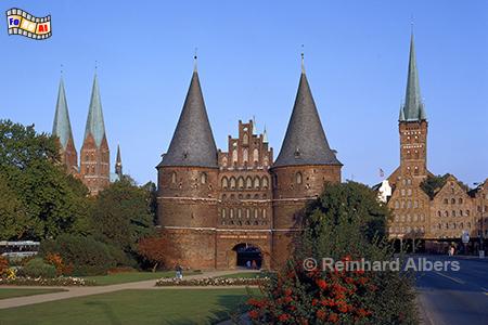 Lbeck: Holstentor mit Marienkirche (links) und Petrikirche (rechts), Schleswig-Holstein, Lbeck, Holstentor, Marienkirche, Hanse, Albers, Foto, foreal, Backsteingotik,