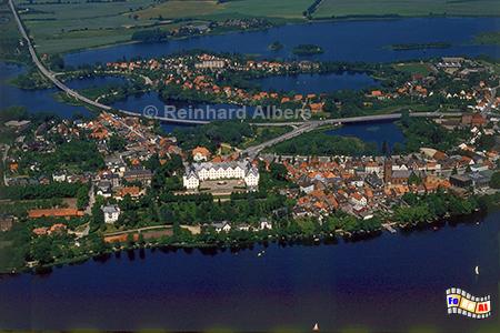 Pl�n mit See und Schloss, Schleswig-Holstein, Pl�n, Luftbild, See, Schloss, Holsteinische Schweiz, Albers, Foto, foreal,
