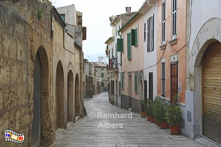 Gasse in der Altstadt von Alcudia, Mallorca, Alcudia, Altstadt, Gasse, Fugngerzone, Albers, Foto, foreal,