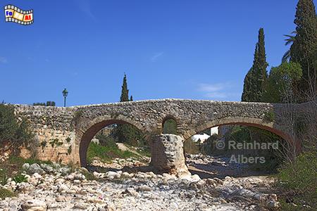 Pollena: Die sogenannte Rmerbrcke ber den Torrent de Sant Jordi, stammt nicht wirklich aus der Rmerzeit, nur hatten diese bereits an dieser Stelle eine Brcke errichtet., Mallorca, Pollenca, Sant Jordi, Torrent, Rmerbrcke, Albers, Foto, foreal,