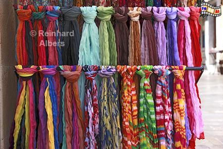 Stofftcher auf dem Markt in Alcudia, Mallorca, Alcudia, Markt, Stofftcher, Schal, Albers, Foto, foreal,