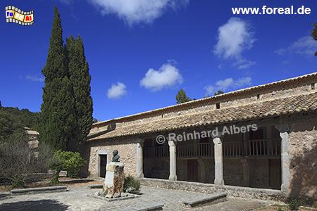 Lluc: Vorplatz vom Kloster mit Stallgebude, Mallorca, Kloster, Lluc, Stall, Albers, Foto, foreal,
