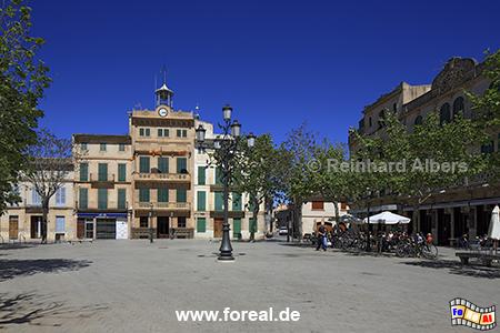 Llucmajor, Pra�a Espanha mit dem Rathaus., Mallorca, Balearen, Llucmajor, Rathaus, Praca Espanha, Albers, Foto, foreal,
