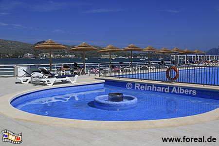 Port de Pollen�a: Pool mit Sonnenschirmen, Mallorca, Port de Pollenca, Strandleben, Sonnenschirme, Mittelmeer, Balearen, Albers, Foto, foreal,