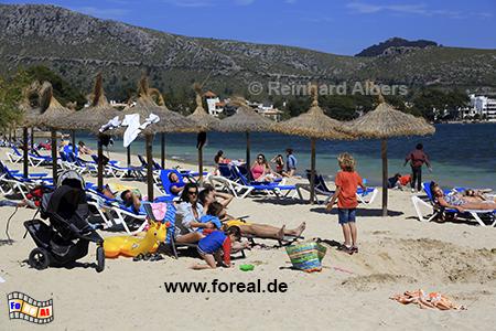 Port de Pollena: Strandleben, Mallorca, Port de Pollenca, Strandleben, Sonnenschirme, Mittelmeer, Balearen, Albers, Foto, foreal,